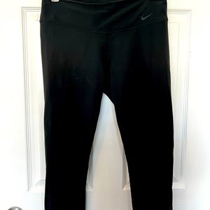 Women’s Nike Dri-Fit Midrise Black Capri Legging, Size Medium